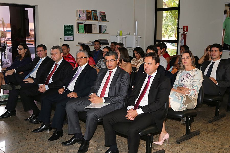 Autoridades, Membros e Servidores durante abertura do evento