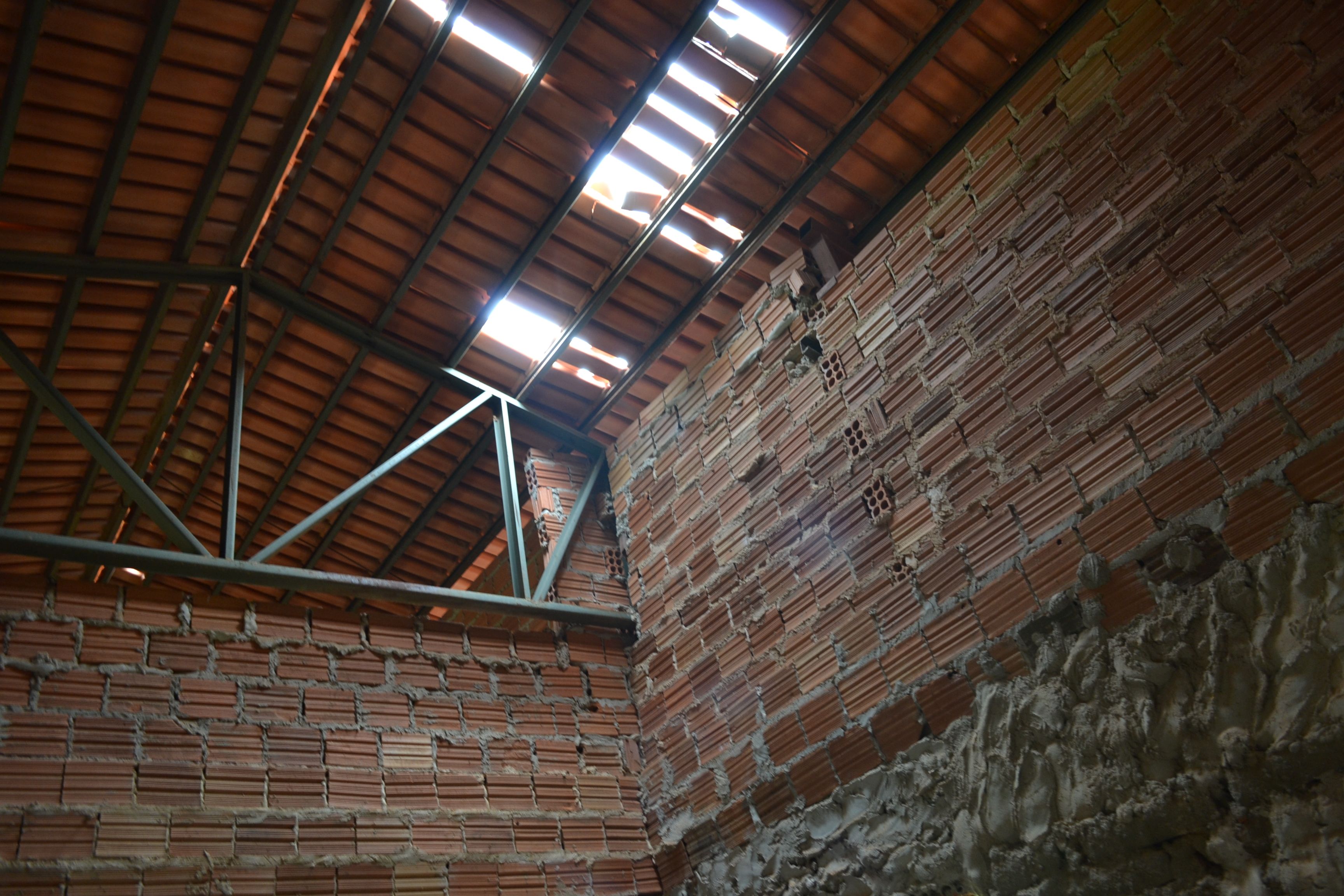 O prédio está se deteriorando sem a conclusão da obra