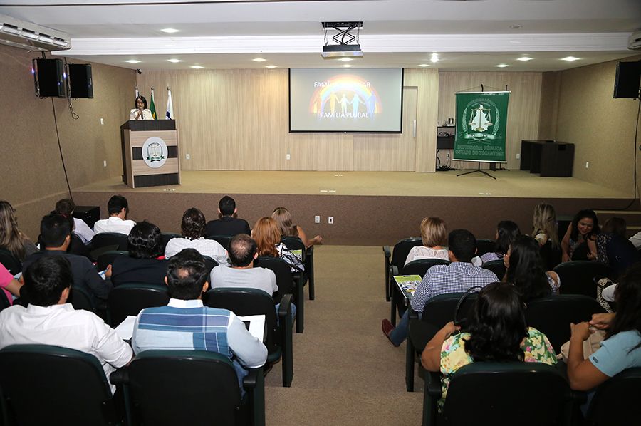 Juíza Hélvia Túlia Sandes durante palestra