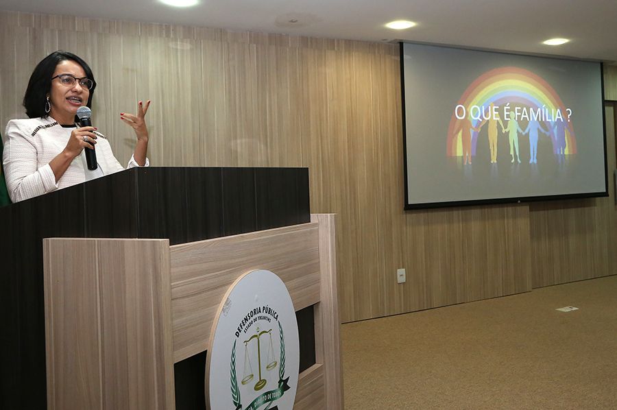 Juíza Hélvia Túlia Sandes durante palestra