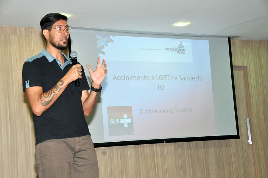 Alexandre Araripe falando sobre Acolhimento da população LGBT na saúde