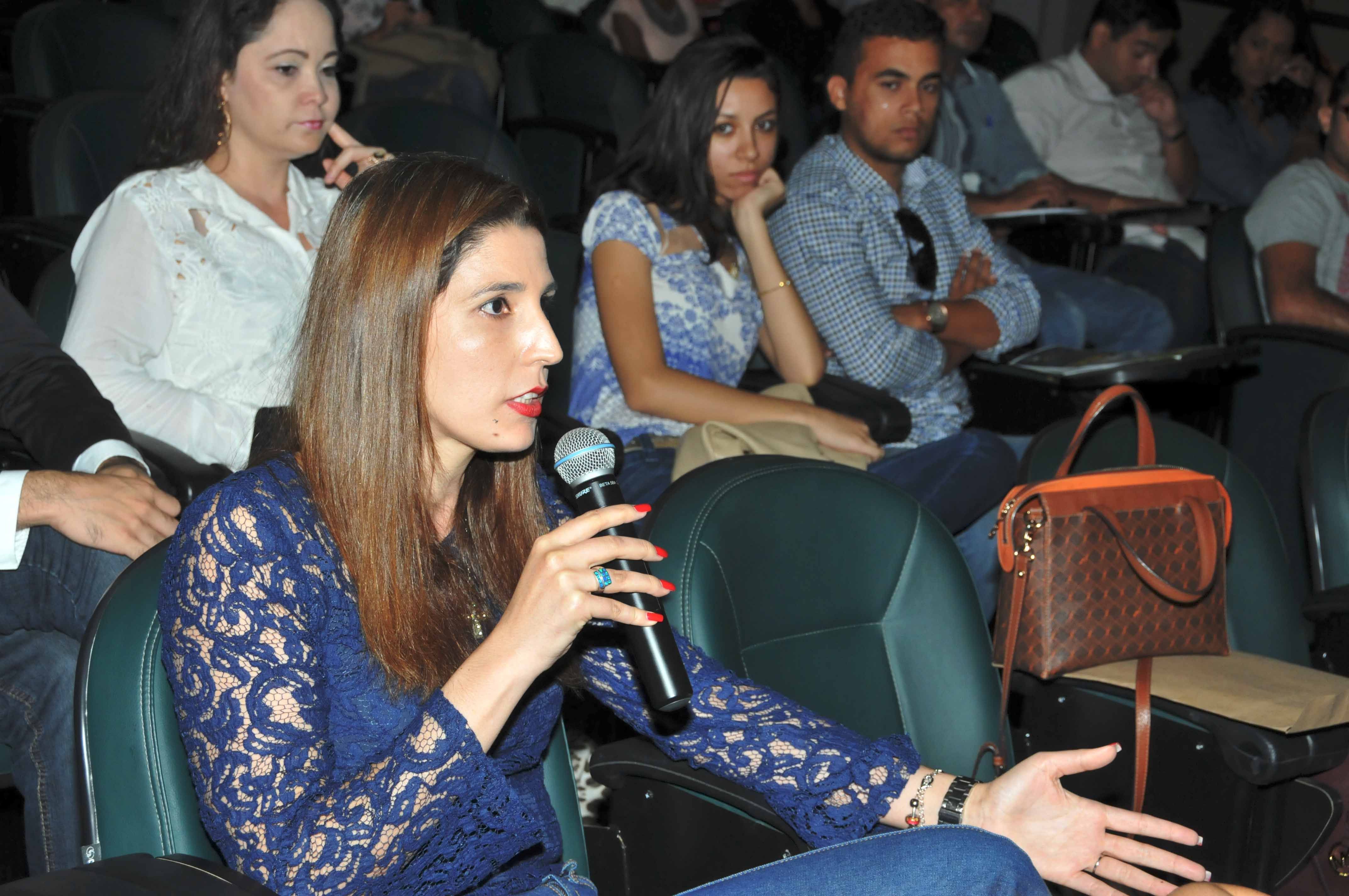 DP Elydia Leda Barros participando dos debates