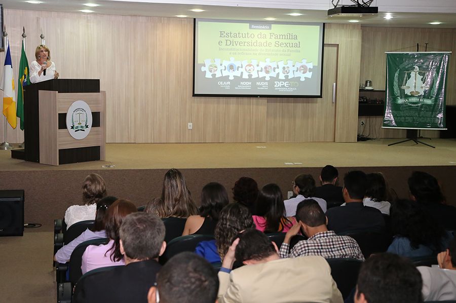 Professora Giselli de Almeida durante palestra “Família e Identidade: Construção ou Desconstrução”