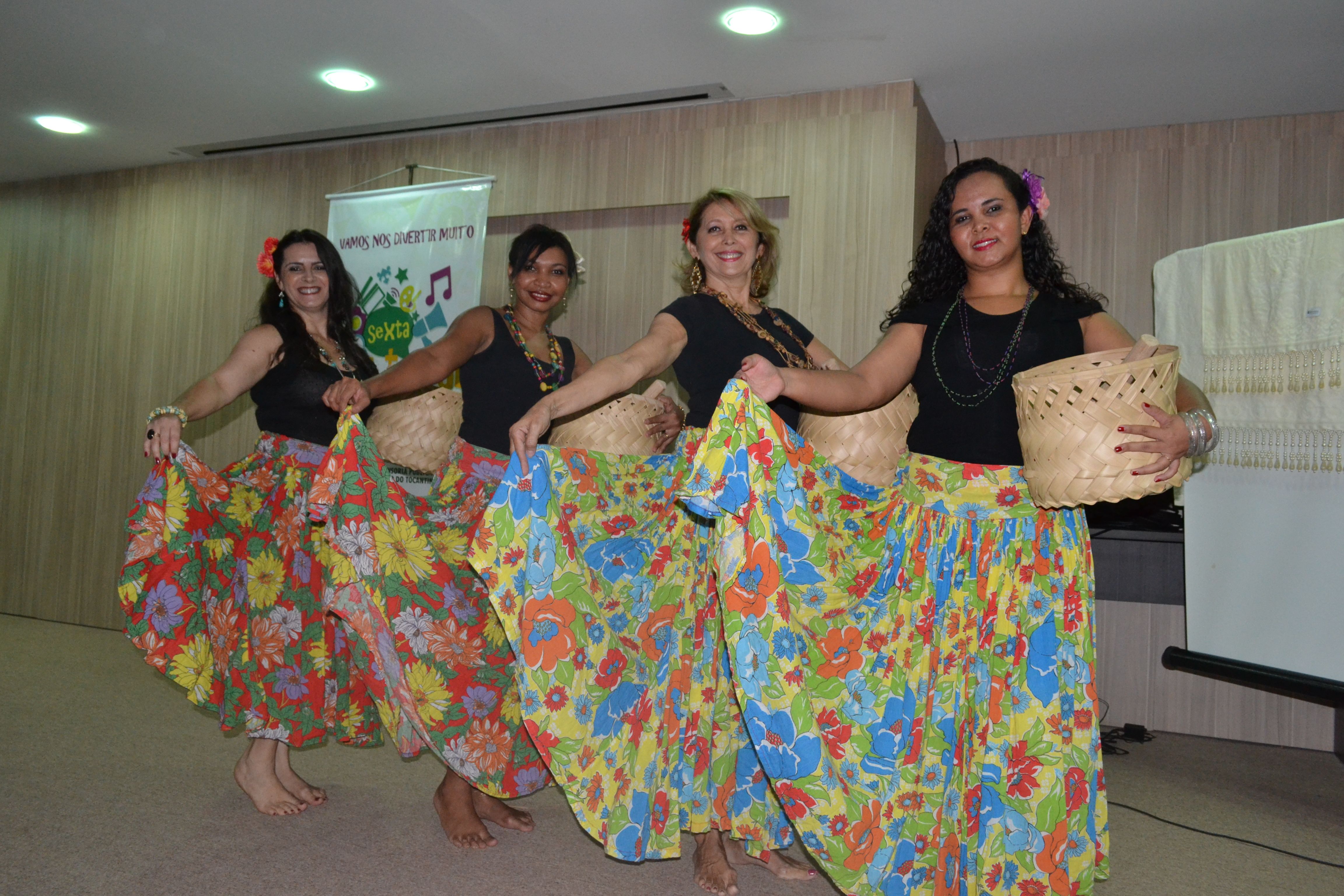 Servidoras dançaram em homenagem às quebradeiras de coco