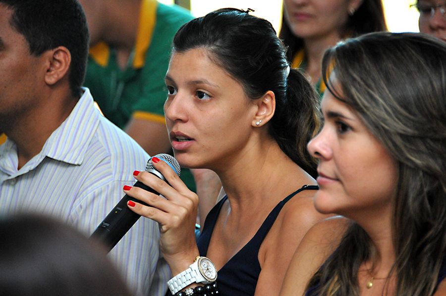 Analista jurídica Marília Alencar durante interação