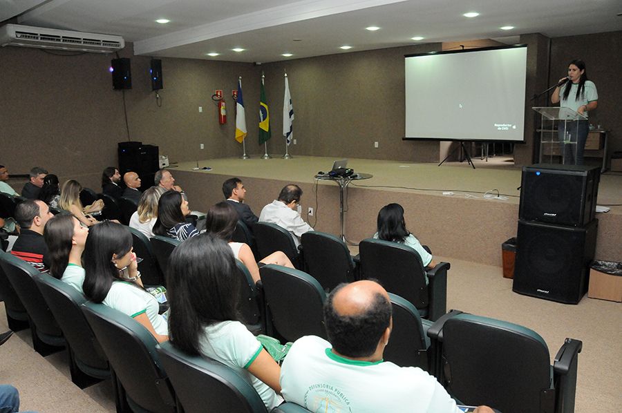 Defensora pública e coordenadora do Justiça Comunitária, Luciana Oliani Braga durante pronunciamento