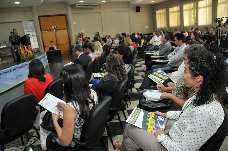 Analista jurídica Liz Marina Regis durante o evento