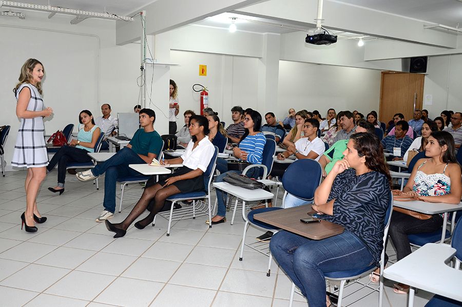 Defensora pública Franciana Di Fátima durante Palestra