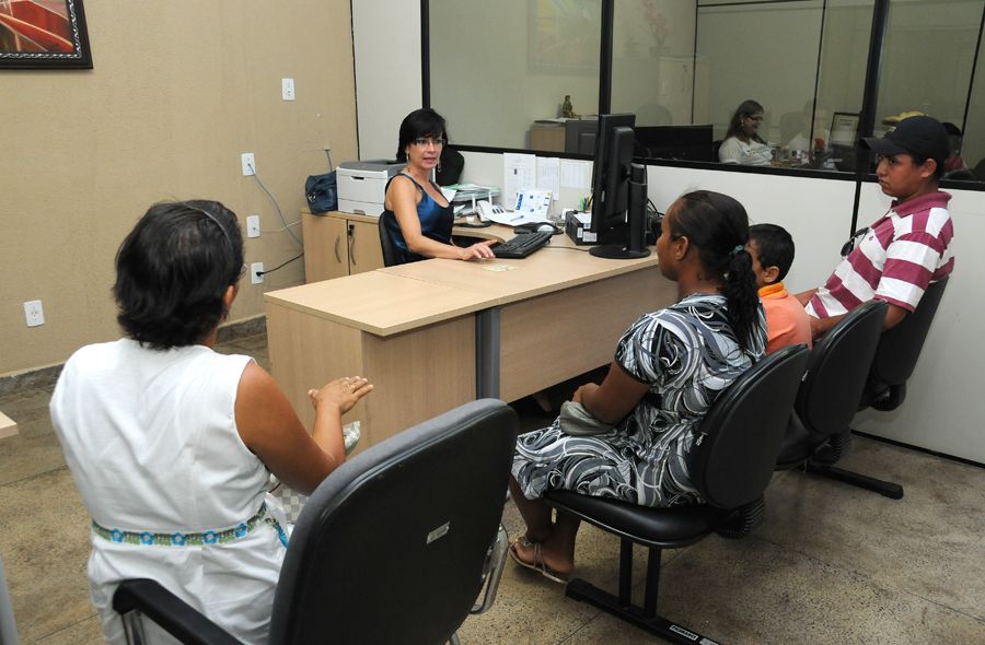 Defensora pública Dinalva Moraes em atendimento