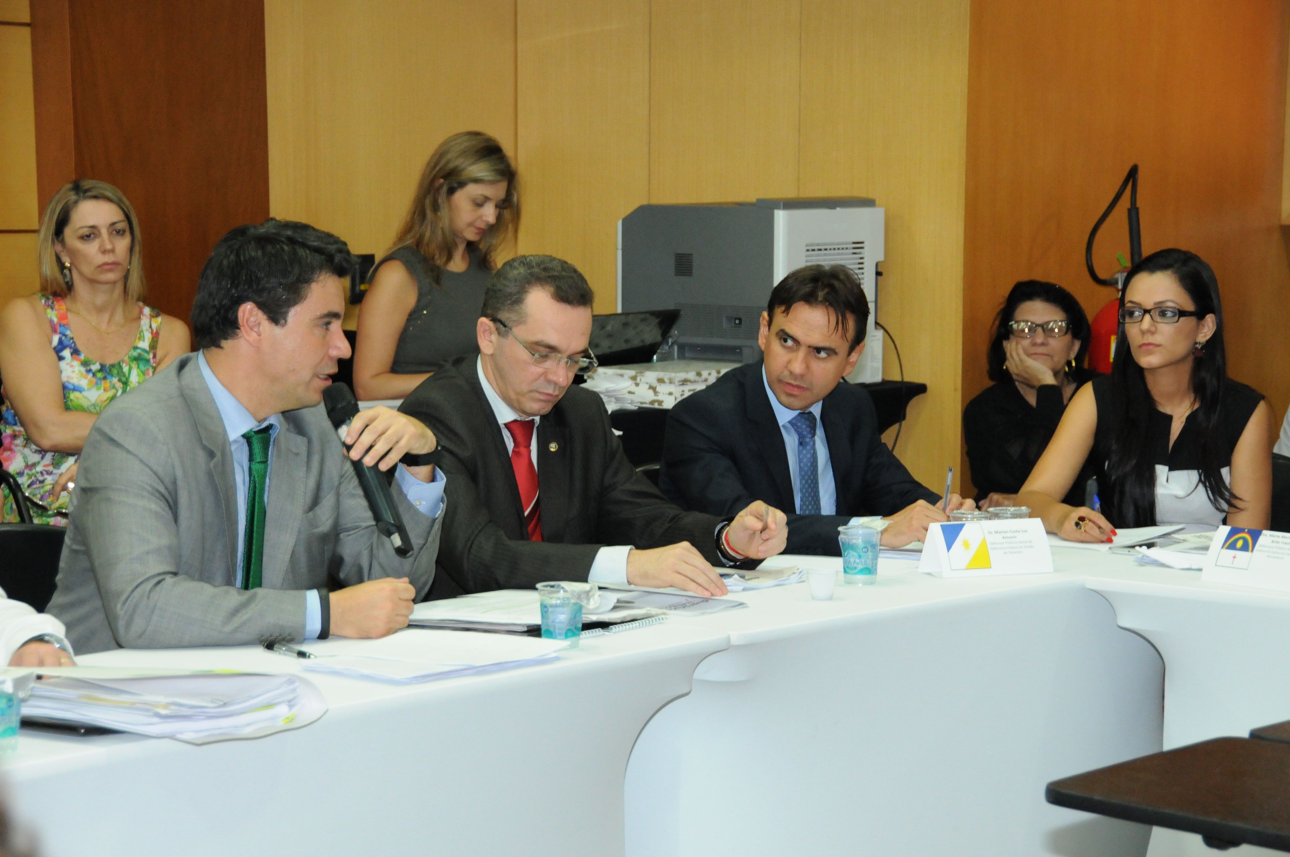 Secretário de Reforma do Judiciário, Flávio Caetano, defensor público do Pará;  Luis Carlos Portela, defensor público geral, Marlon Amorim e chefe de gabinete da Defensoria Pública do Tocantins Fabíola Fialho