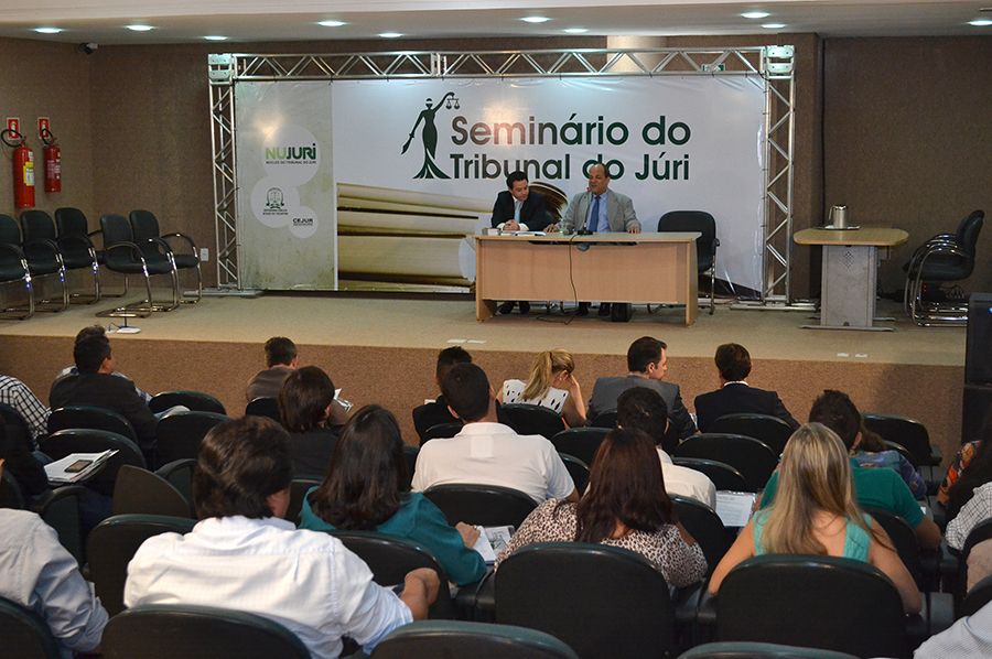 Defensor e coordenador do NUJURI, Danilo Frasseto Michelini e o palestrante Romualdo Sanches Calvo Filho, advogado criminalista -SP, durante abertura do Seminário