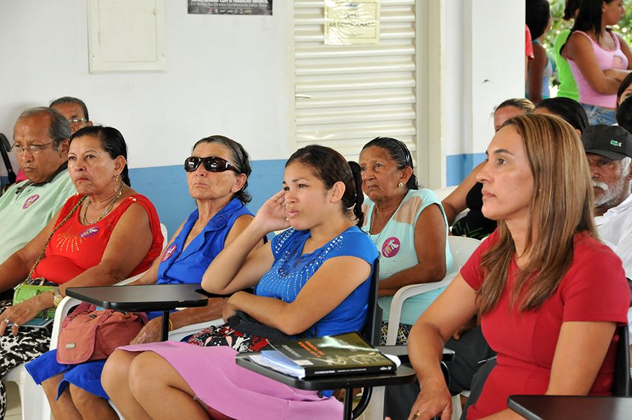 Defensora pública e coordenadora do NUDEM, Vanda Sueli  participa da roda de conversa no Morada do Sol II