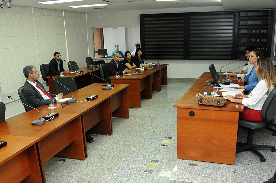 Defensor público Edivan de Carvalho Miranda durante CPI daTelefonia