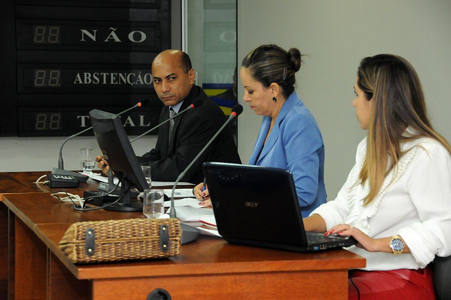 Defensor público Edivan de Carvalho e as deputadas estaduais Josi Nunes – presidente da CPI; Luana Ribeiro – relatora