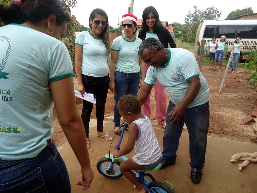Criança ganha bicicleta durante ação