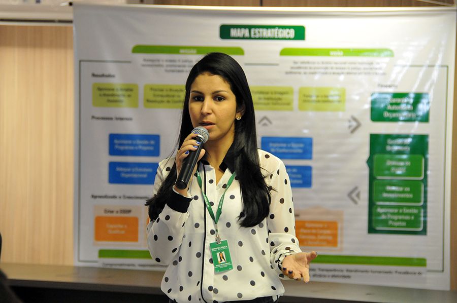 Diretora de Gestão de Pessoas e Folha de Pagamento, Dayelly Borges do Nascimento, durante o Alinhamento Estratégico