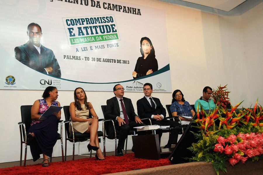 Defensora pública e coordenadora do Núcleo de Defesa dos Direitos da Mulher – NUDEM, Vanda Sueli participa de mesa redonda