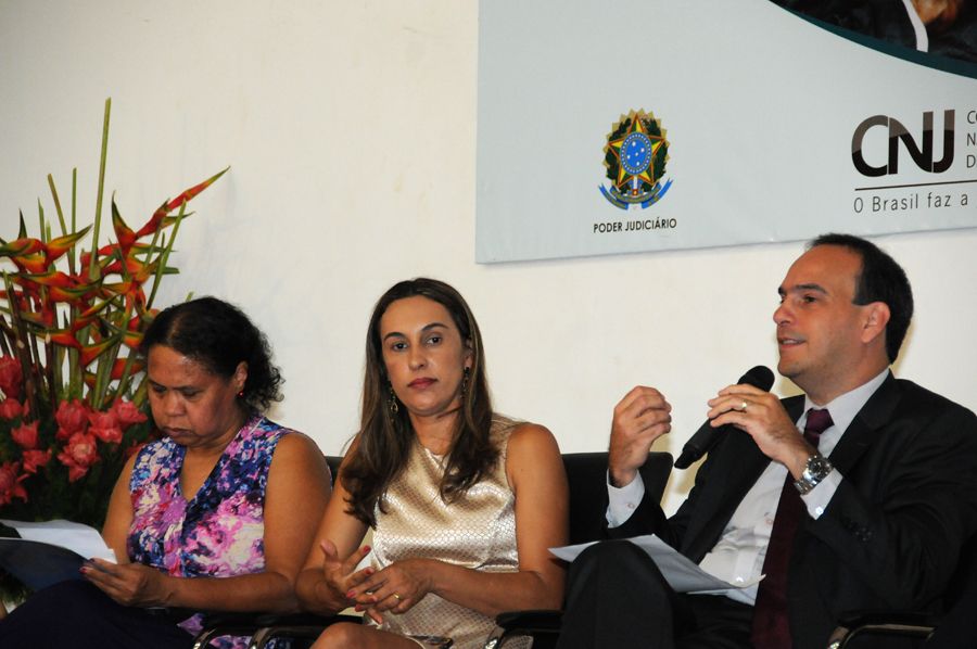 Defensora pública e coordenadora do Núcleo de Defesa dos Direitos da Mulher – NUDEM, Vanda Sueli participa de mesa redonda