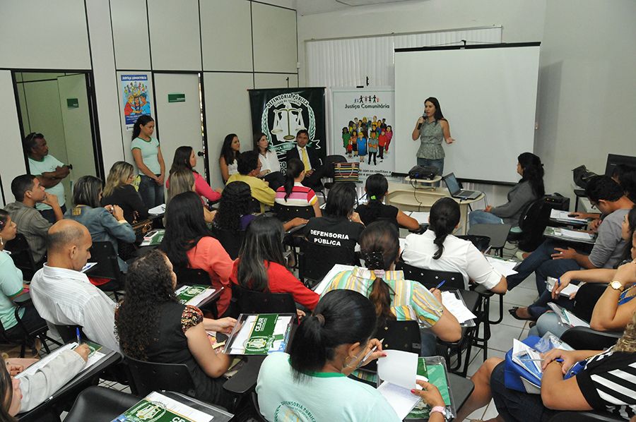 Defensora pública e coordenadora do Projeto Justiça Comunitária Luciana Oliani Braga durante pronunciamento