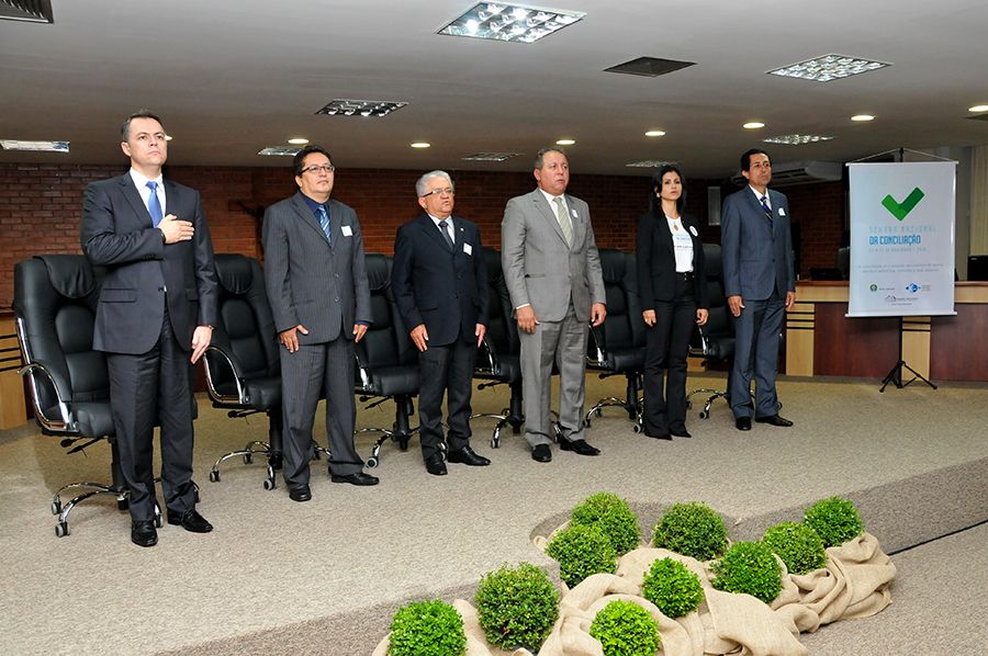 Subdefensor Alexandre Augustus El Zayek, juiz Nelson Coelho Filho, desembargador Eurípedes Lamounier, presidente do Tribunal de Justiça, Eurípedes, juíza Umbelina Lopes Pereira e subprocurador geral de Justiça, José Omar de Almeida Junior