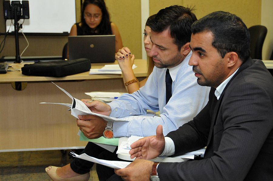 Defensor público Arthur Luis Pádua  e assessor do NUDECON Adamo Póvoa em reunião com representes do Banco do Povo recebe representantes do Povo
