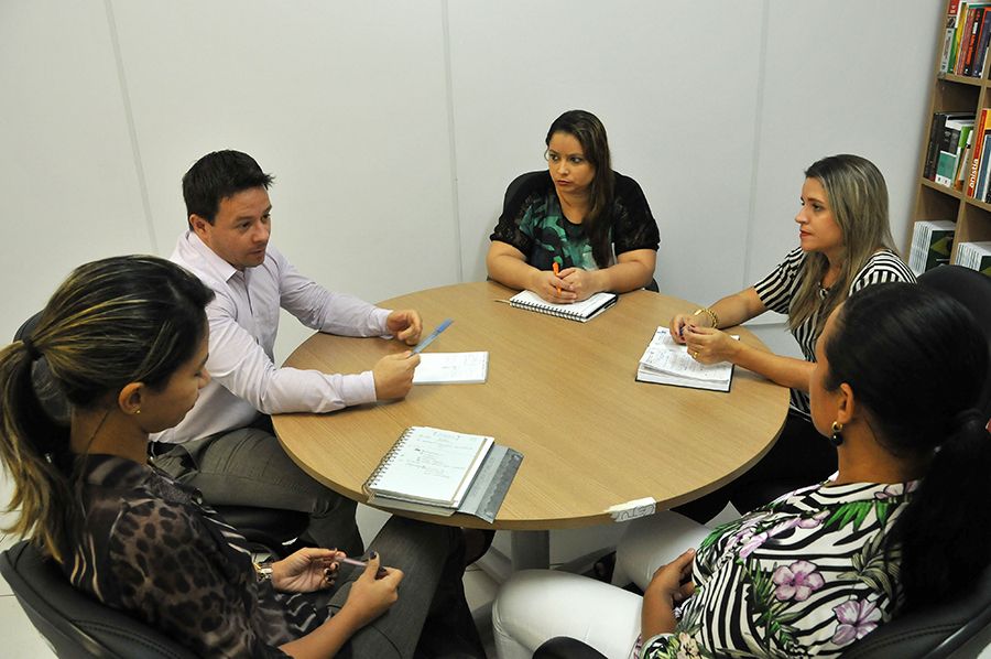 Defensor público e coordenador do Cejur, Danilo Frasseto (c), coordenador do pós-graduação da Unitins Deisy Alves, diretora do pós-graduação da Unitins Fabiola Sandini e servidoras do Cejur Eneide Alves e Naira Aires