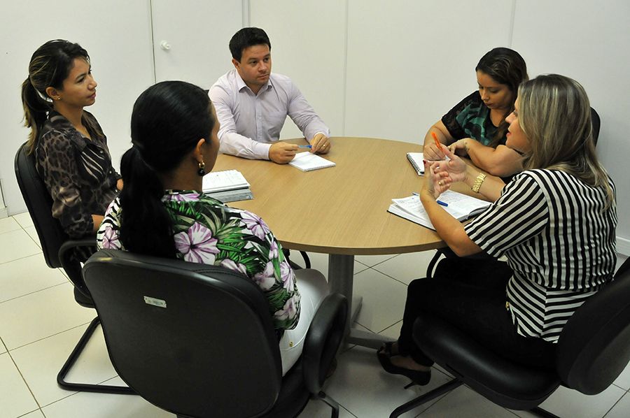 Defensor público e coordenador do Cejur, Danilo Frasseto (c), coordenadora do pós-graduação da Unitins Deisy Alves, diretora do pós-graduação da Unitins Fabiola Sandini e servidoras do Cejur Eneide Alves e Naira Aires