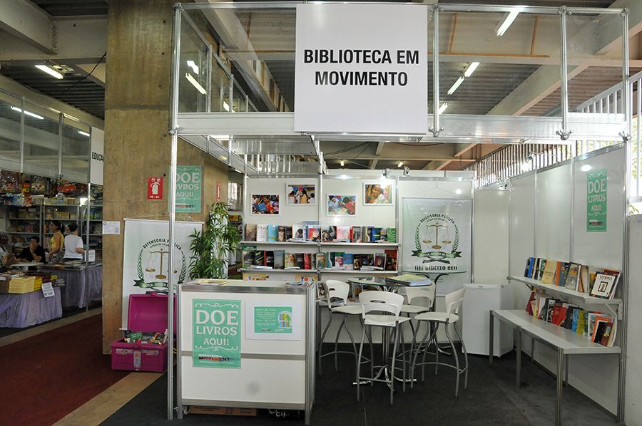 Estante da Biblioteca em Movimento no Salão do Livro