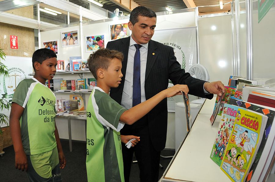 Defensor público e presidente da ADPETO, Neuton Jardim e alunos da escola de futebol Defensores da Bola