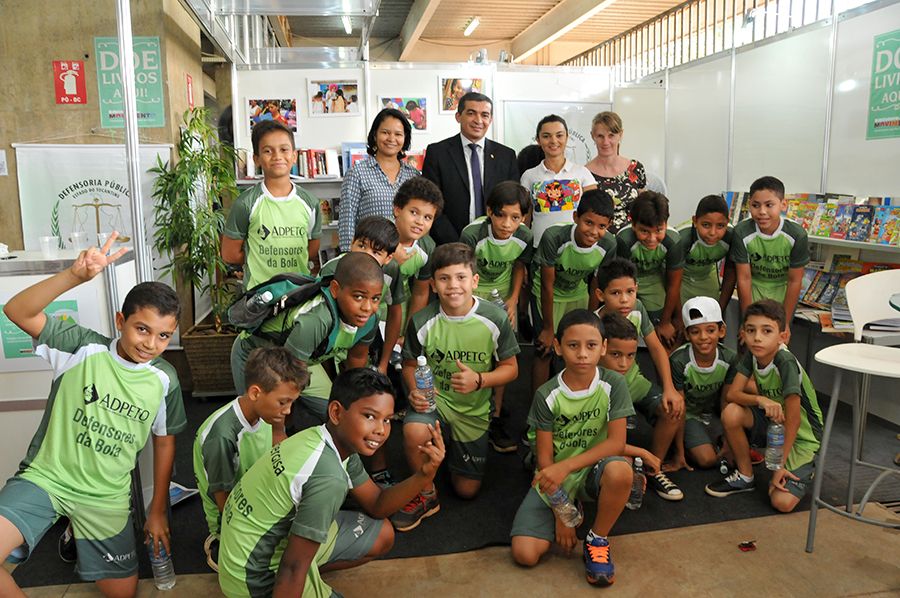 Defensor público e presidente da ADPETO, Neuton Jardim e alunos da escola de futebol Defensores da Bola
