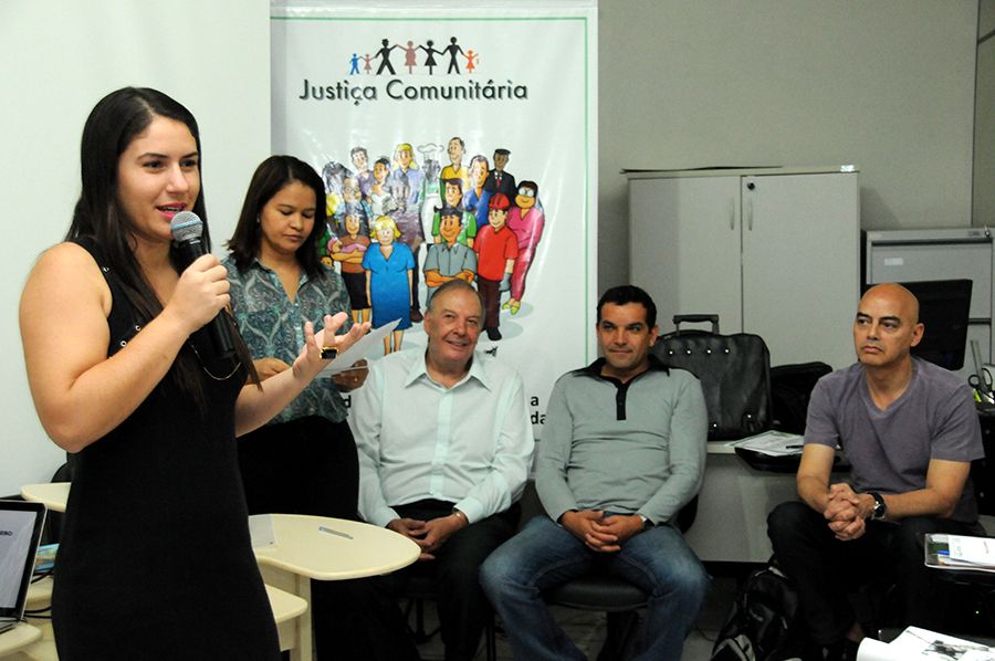 Defensora pública Luciana Oliani Braga em pronunciamento