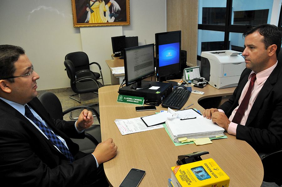 Coordenador do Nusa, defensor público Arthur Luís Pádua, e o secretário da Secad, Geferson Oliveira Barros Filho