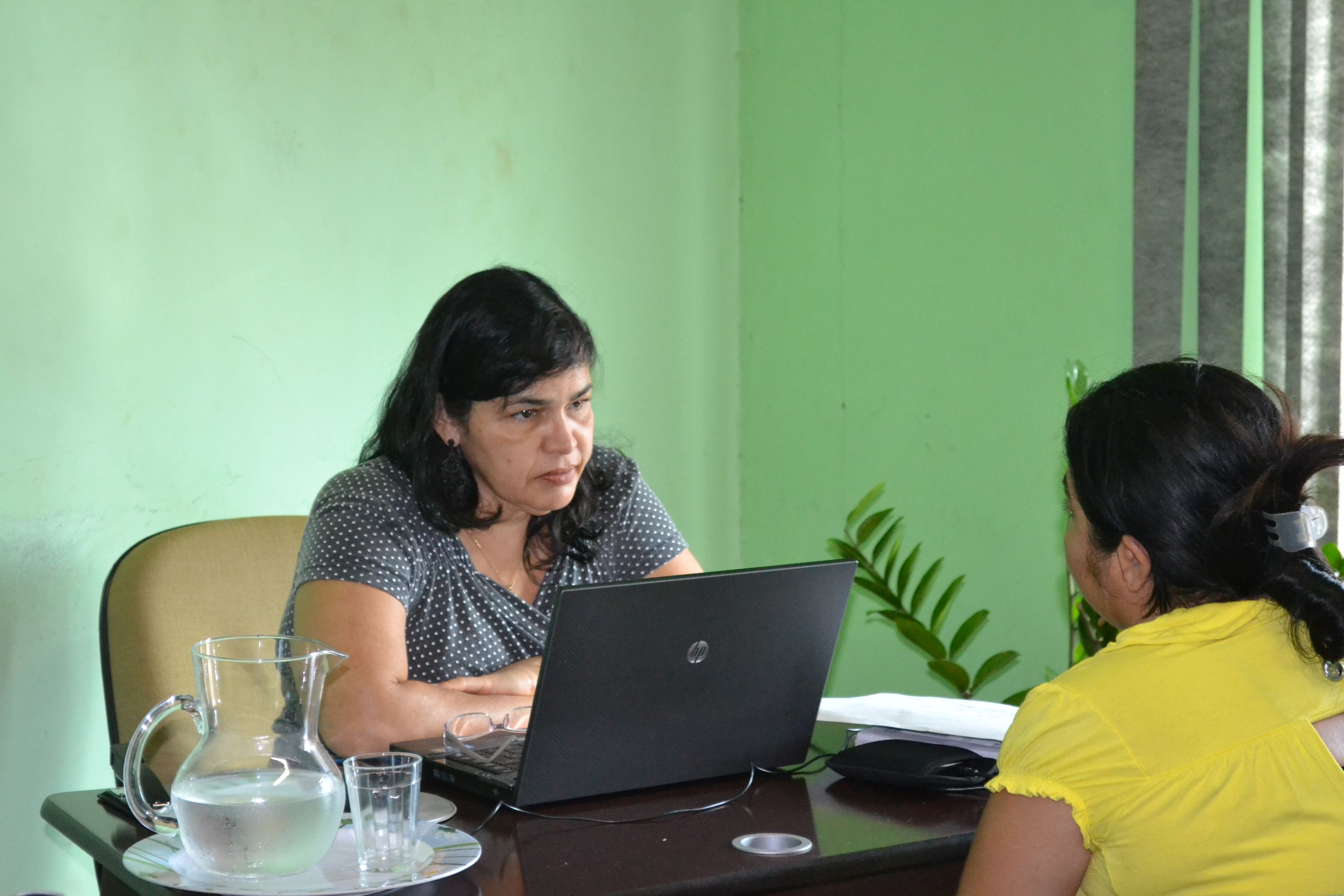 Defensora Maria Cristina realizando atendimentos