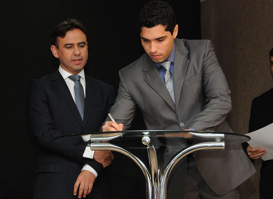 Defensor público substituto Vanilson Guimarães de Santana Júnior assina Termo de posse observado pelo defensor geral, Marlon Amorim
