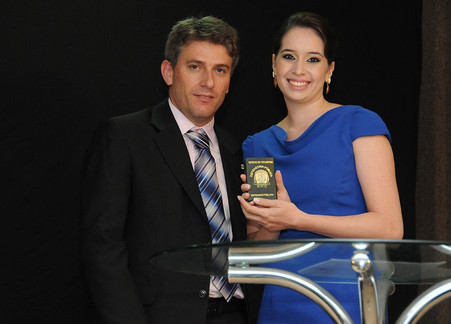 Defensor público e presidente da ADPTO, Fábio Monteiro entrega carteira a defensora pública  Michele Vanessa do Nascimento