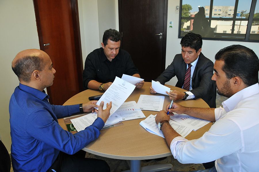 Defensor público e coordenador do NUDECON, Edivan de Carvalho Miranda durante reunião com  representantes da Celtins