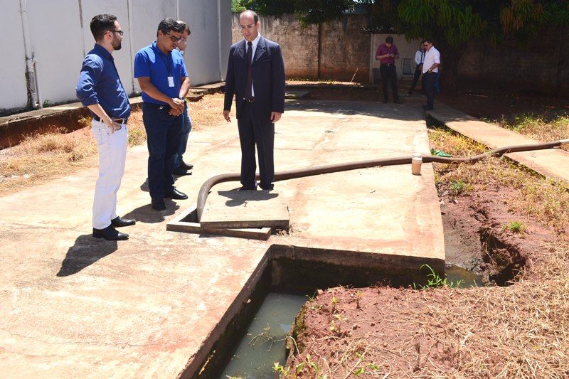 Esgoto a céu aberto com focos de dengue