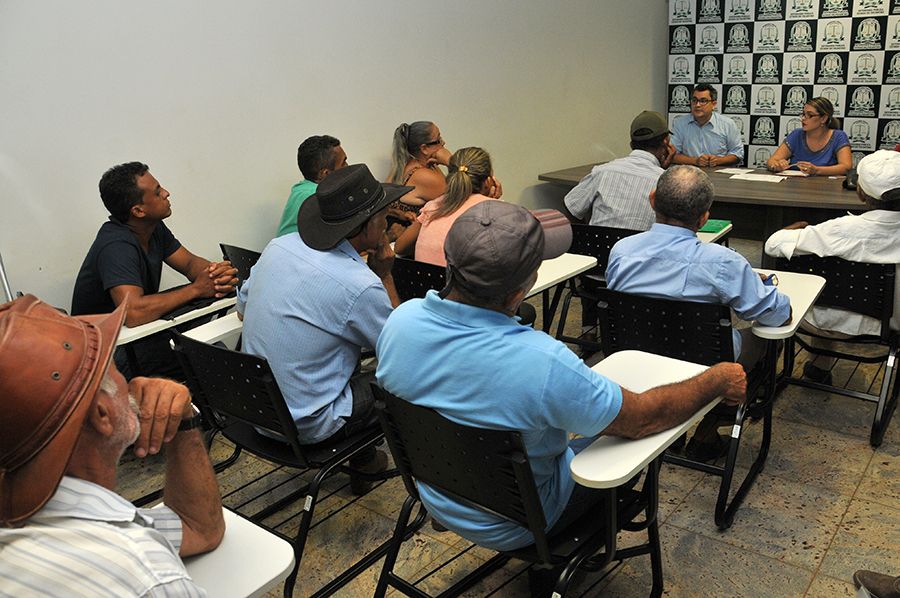 Coordenador do DPAGRA – Núcleo da Defensoria Pública Agrária, Pedro Alexandre durante reunião.