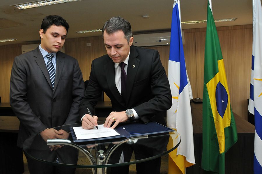 Subdefensor público-geral, Alexandre Augustus El Zayek durante assinatura