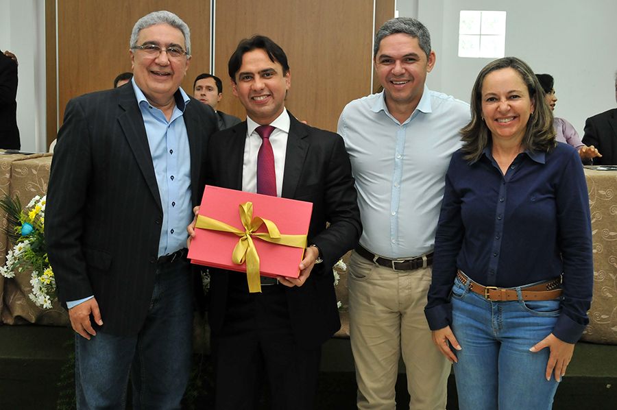 Prefeito Laurez Moreira durante a entrega de lote do Empreendimento Park Filó Moreira, ao defenson-geral Marlon Amorim