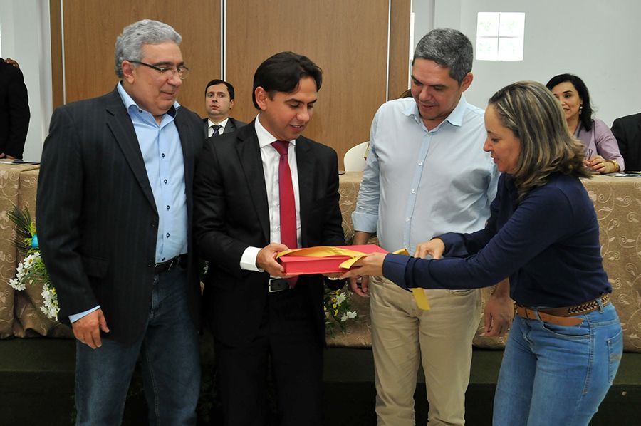 Prefeito Laurez Moreira durante a entrega de lote do Empreendimento Park Filó Moreira, ao defenson-geral Marlon Amorim