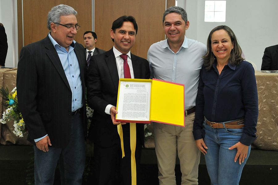 Prefeito Laurez Moreira durante a entrega de lote do Empreendimento Park Filó Moreira, ao defenson-geral Marlon Amorim
