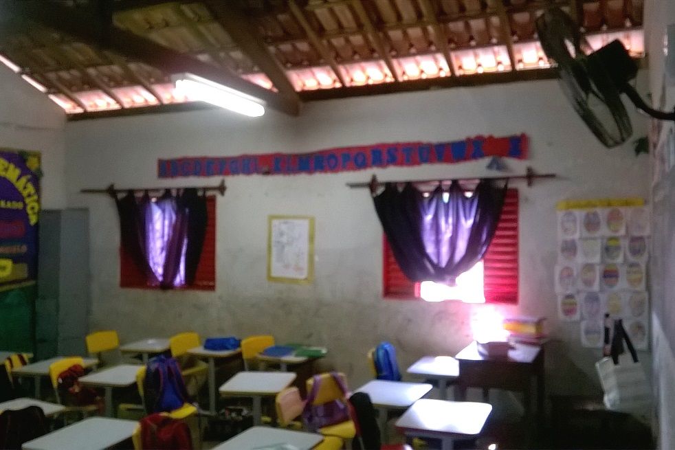 Sol forte incide em sala de aula