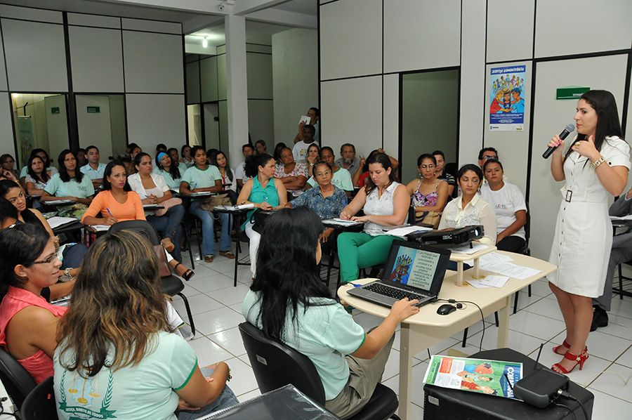 Defensora pública e coordenadora do Projeto Justiça Comunitária Luciana Oliani Braga durante pronunciamento
