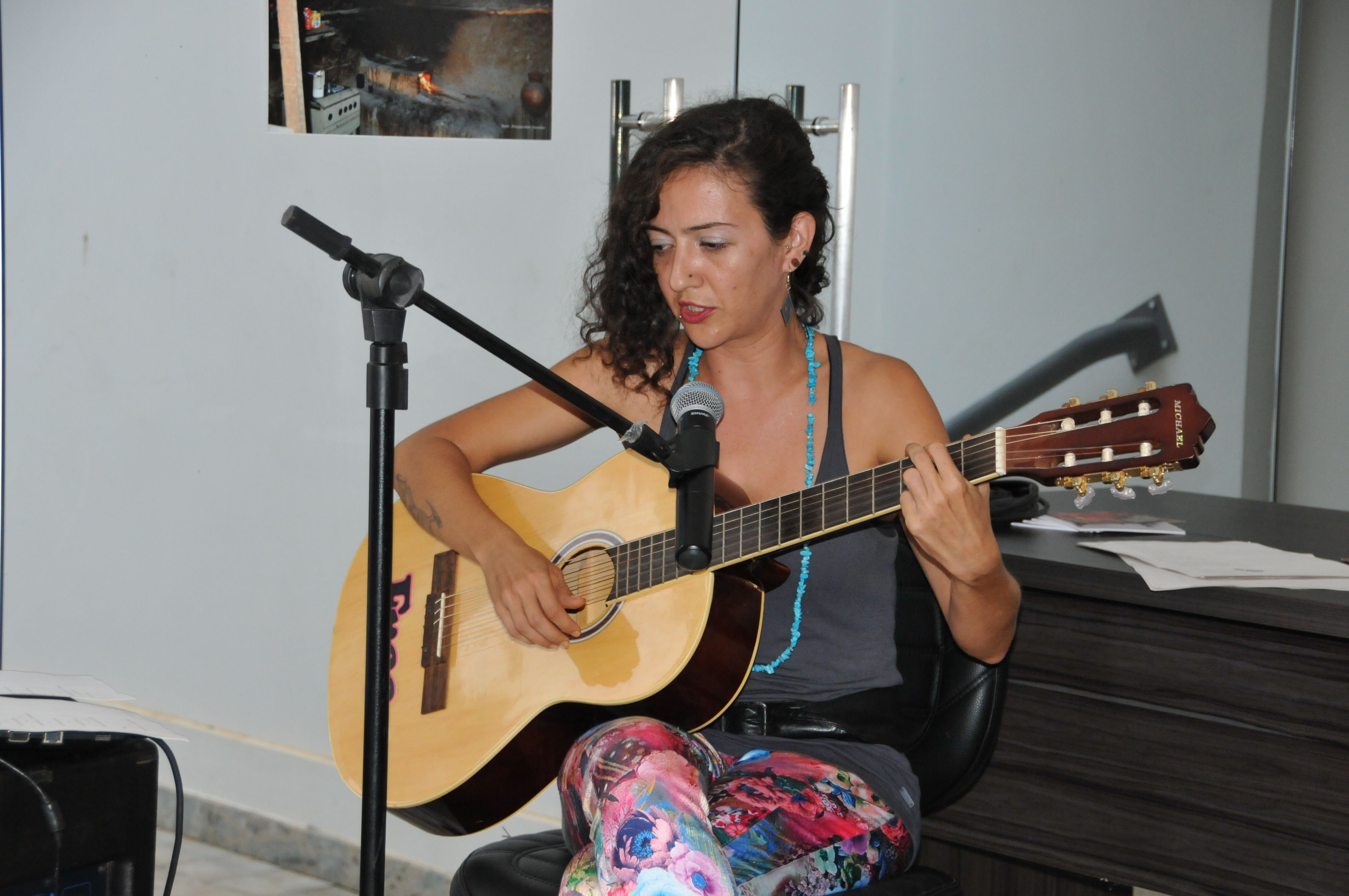 Apresentação musical de Fabi Pedreira