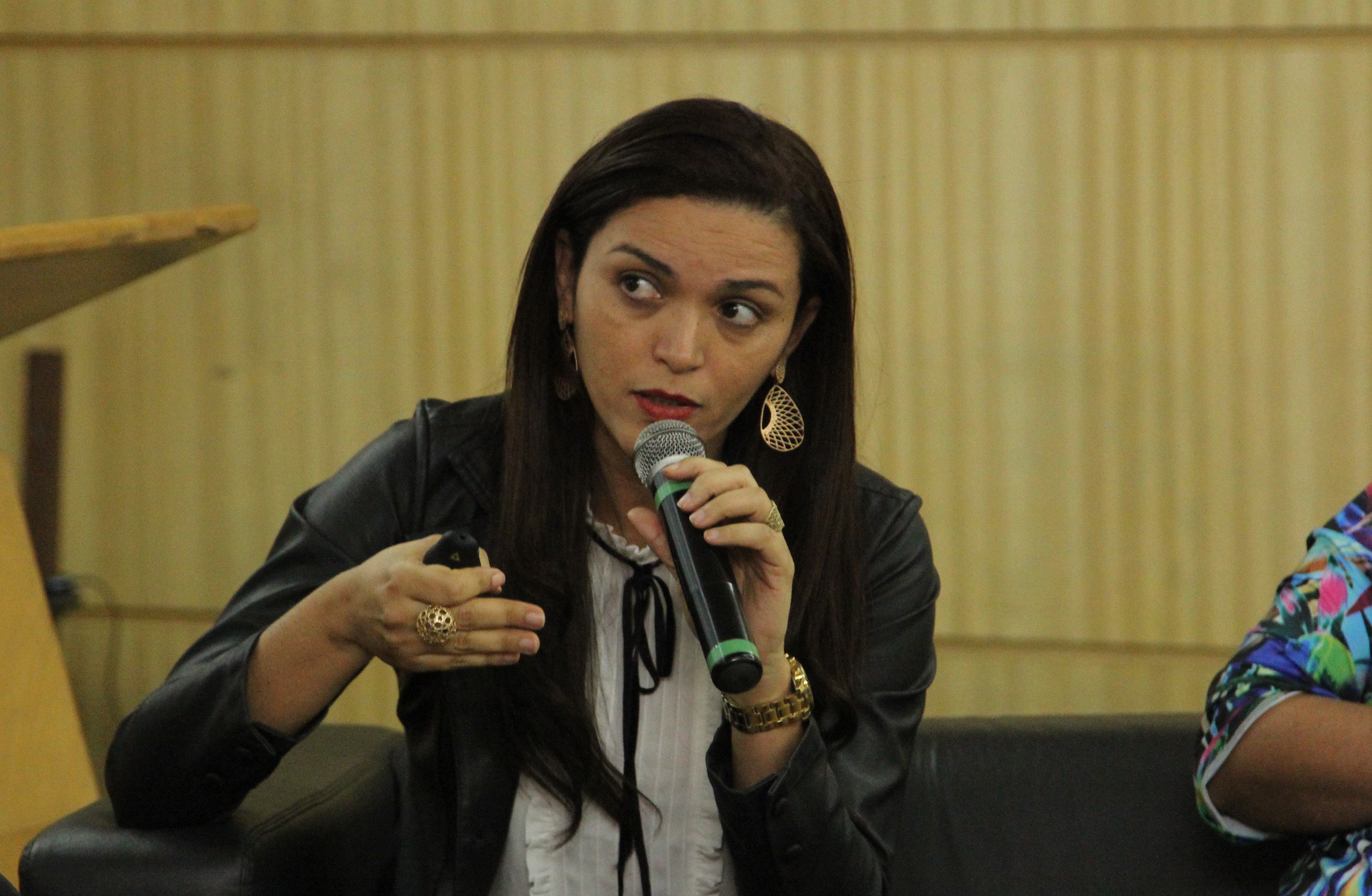 Jornalista Alessandra Bacelar apresentando o case da DPE-TO