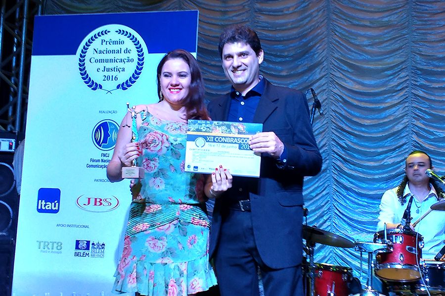 A chefe da assessoria de comunicação, Nicéia Menegon, recebe um dos troféus da premiação