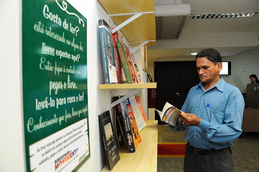 Assistido da Defensoria Pública Raimundo Nonato Lima de Melo observa livros