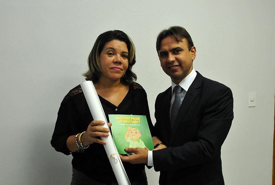 Defensor público geral, Marlon Amorim, e a diretora Regional de Araguatins, Maria Sônia, durante entrega do material gráfico da Campanha Defensoria Pública - Um direito Seu