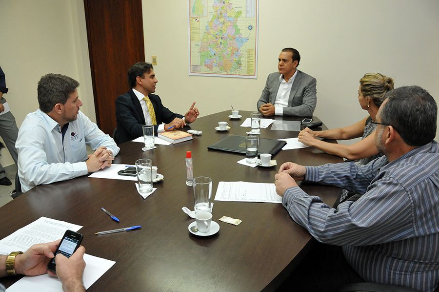 Defensor público geral, Marlon Amorim, preseidente da ADPETO, Fábio Monteiro e corregedora Estelllamaris Postal durante visita ao senador Ataídes